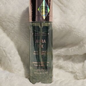 Makeup Revolution Aura Fix Aventurine Fixing Spray With Tiger Grass 2.87 fl oz